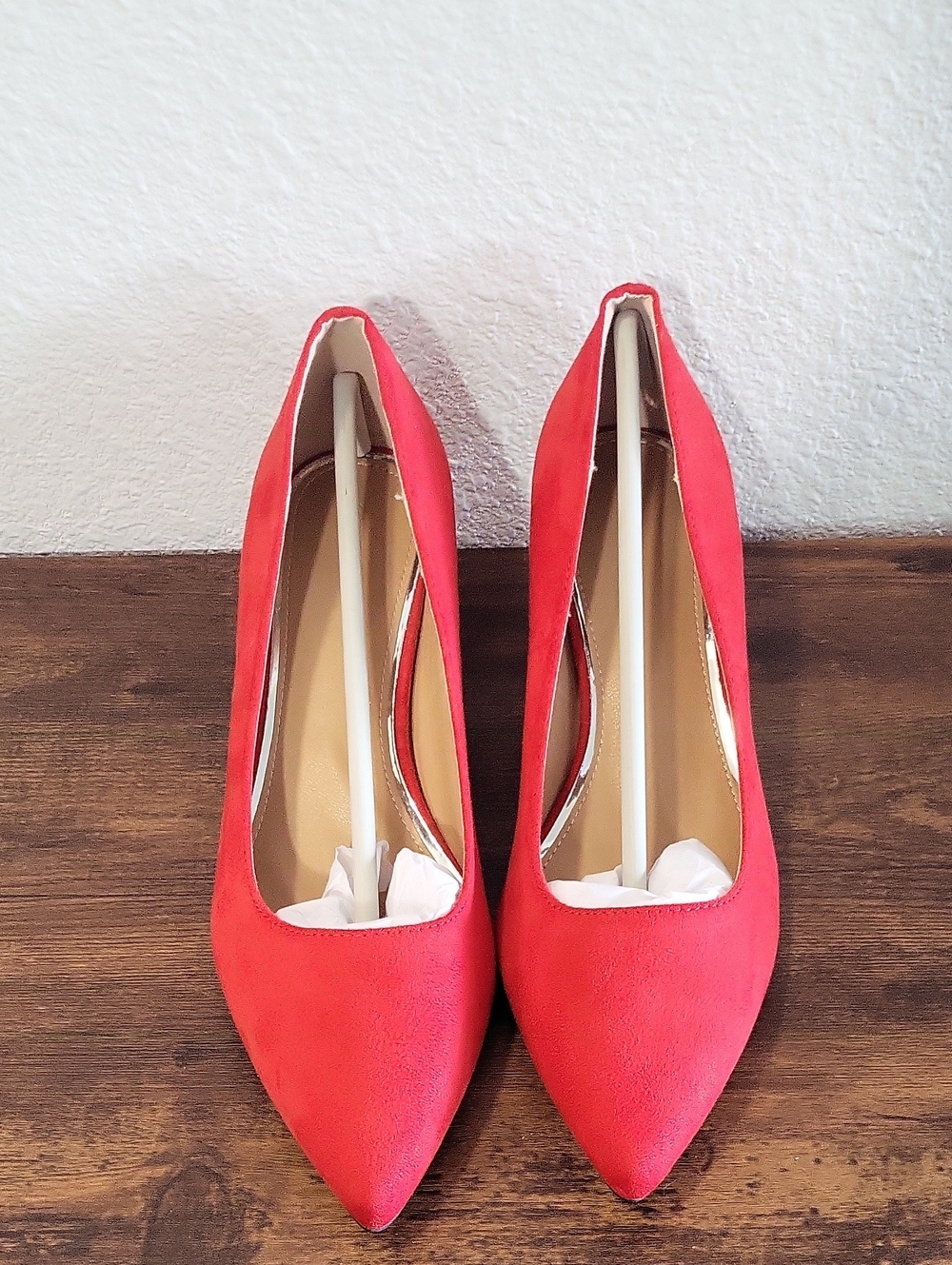 Women's Red Pointed-Toe Pumps - Classic Chic